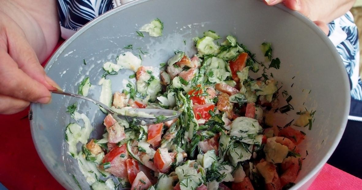 A quick salad for dinner. It goes well with any dish, it comes out juicy and crispy