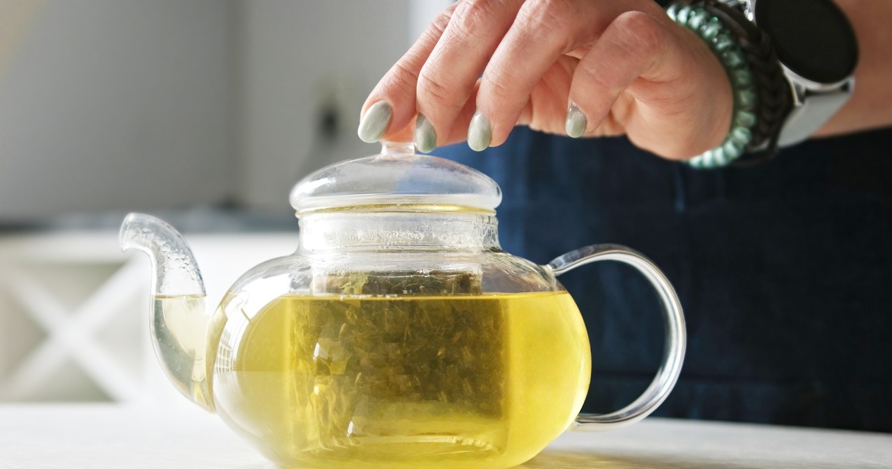 I drink it in the morning instead of coffee. I have more energy, I concentrate faster, and my waist is looser