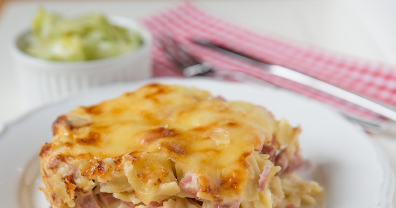 Aromatic oven dinner. Prepare a casserole with bacon and cheese
