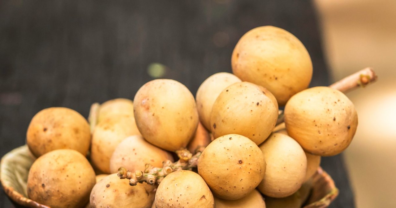 It tastes like a combination of grapefruit and grapes. The juicy flesh has a lot of vitamin A, eat it when you have migraines