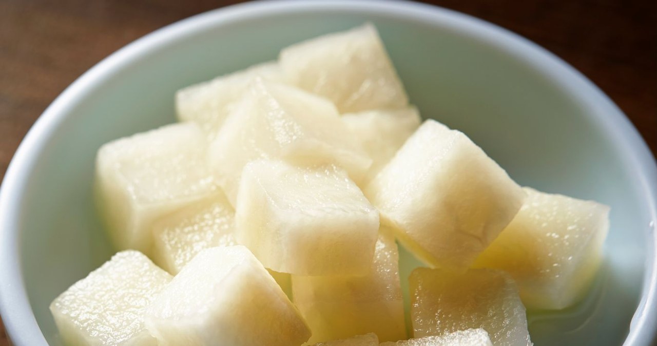 It's crunchy and has a full set of vitamins for immunity. It supports digestion, cleanses the body and takes care of the heart