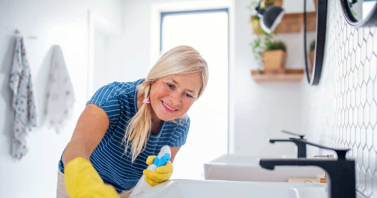 I buy at the pharmacy, clean the house and fertilize the plants. A universal and effective solution