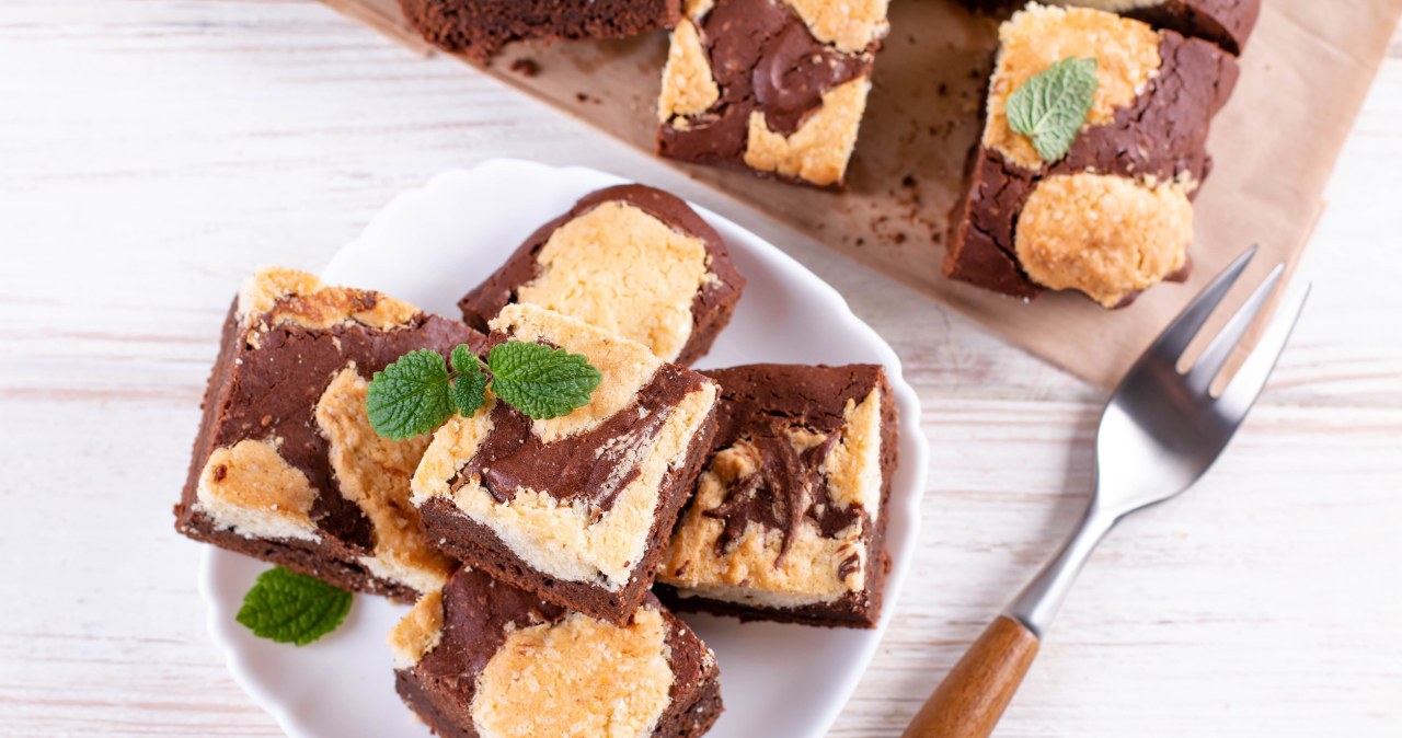 Chocolate and peanut butter in a perfect duo. This cake disappears from the baking tray quickly