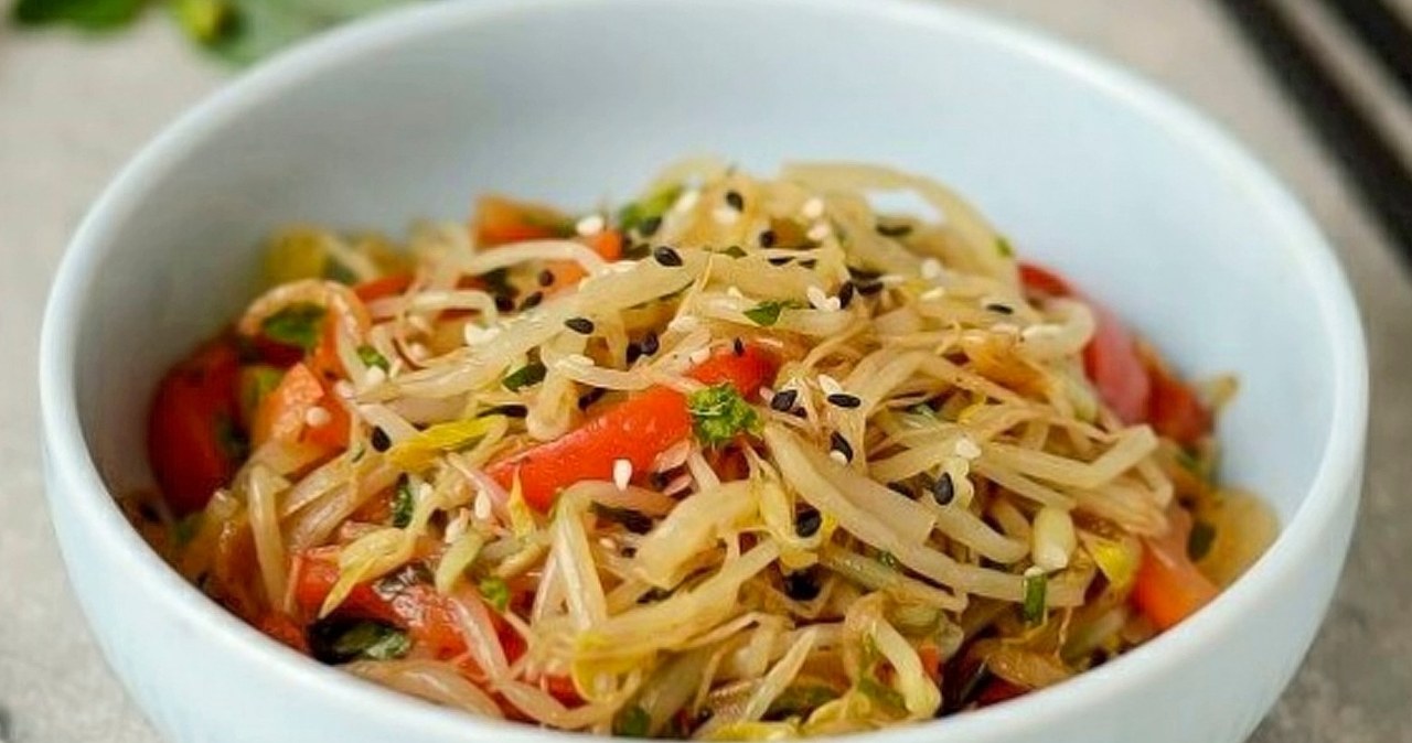 Asian freshness on a plate. A light and aromatic salad for every dinner