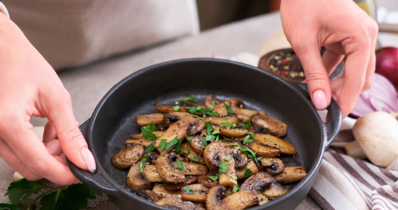 Fry the mushrooms in only one type of fat. They are elastic, aromatic and do not release water