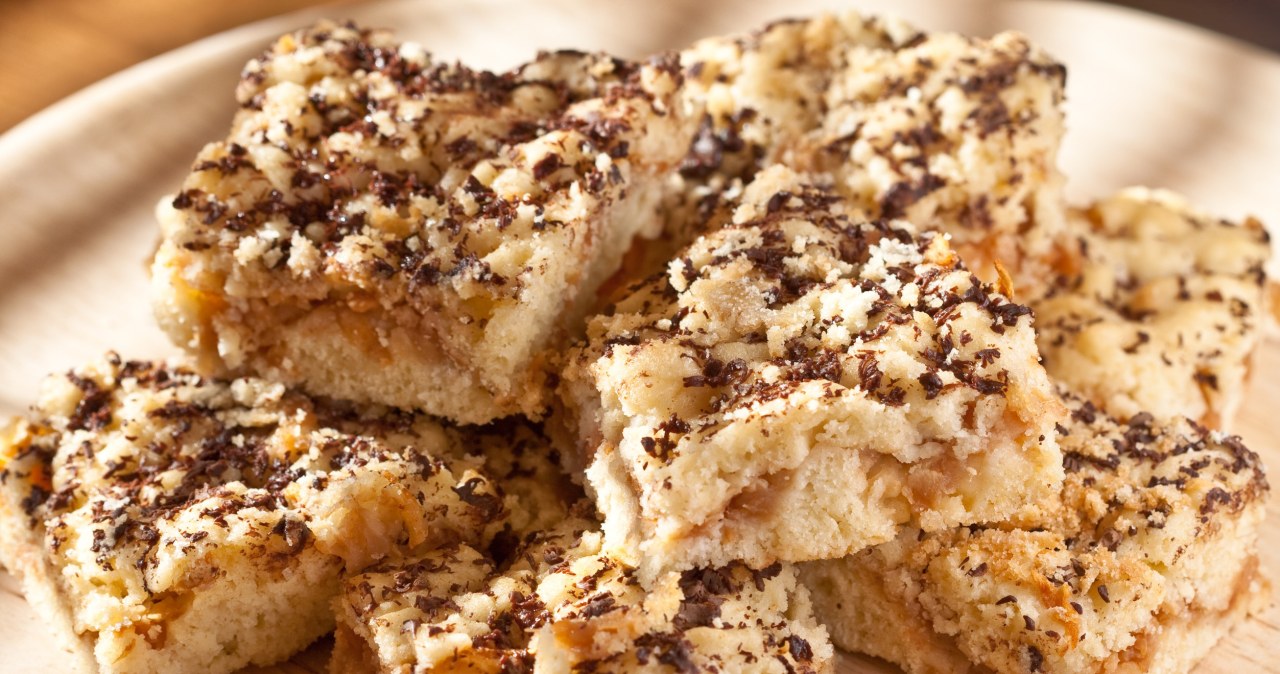 Apple pie with freckles is a home-made hit. The family will love this cake, they won't stop eating just one piece