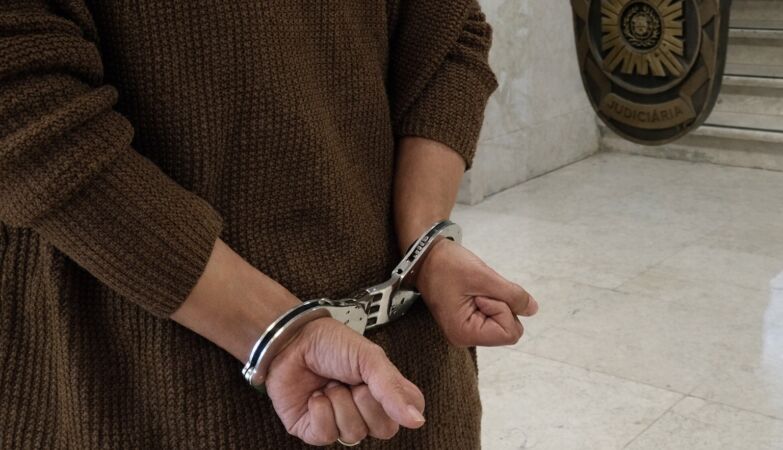 Barcelos: went up to the roof, tried to kill his neighbor in two days. He is 83 years old