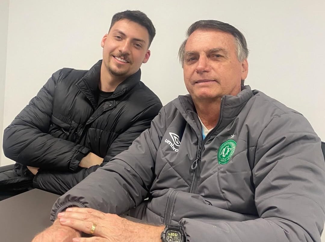 jair-renan-visita-bolsonaro-na-papudinha-e-leva-livros-ao-ex-presidente