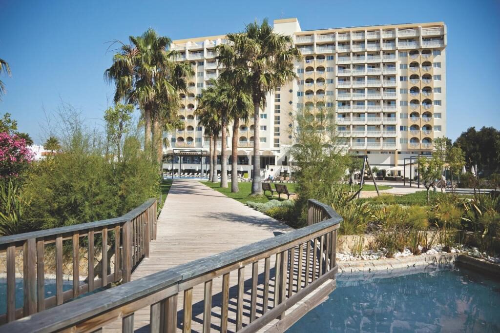 Ozadi Altura Beach Resort.