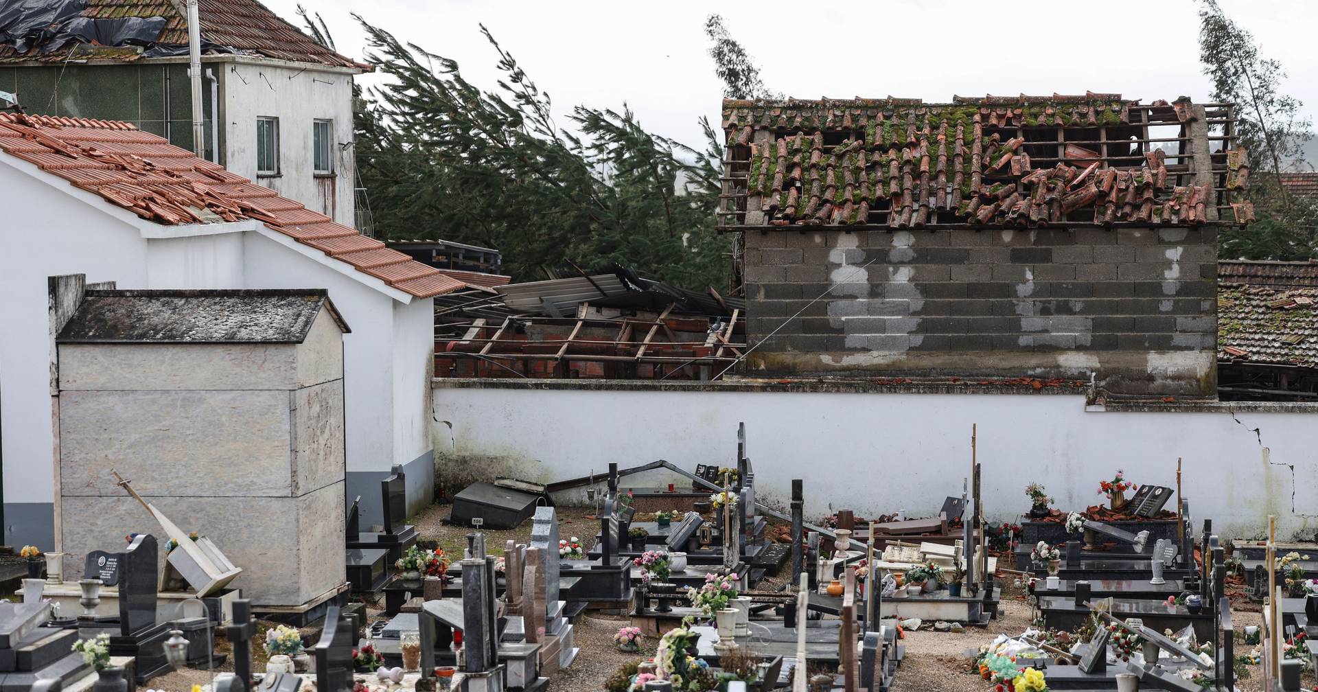 In Ourém, it was necessary to look for the gravedigger to hold the first funeral after the storm