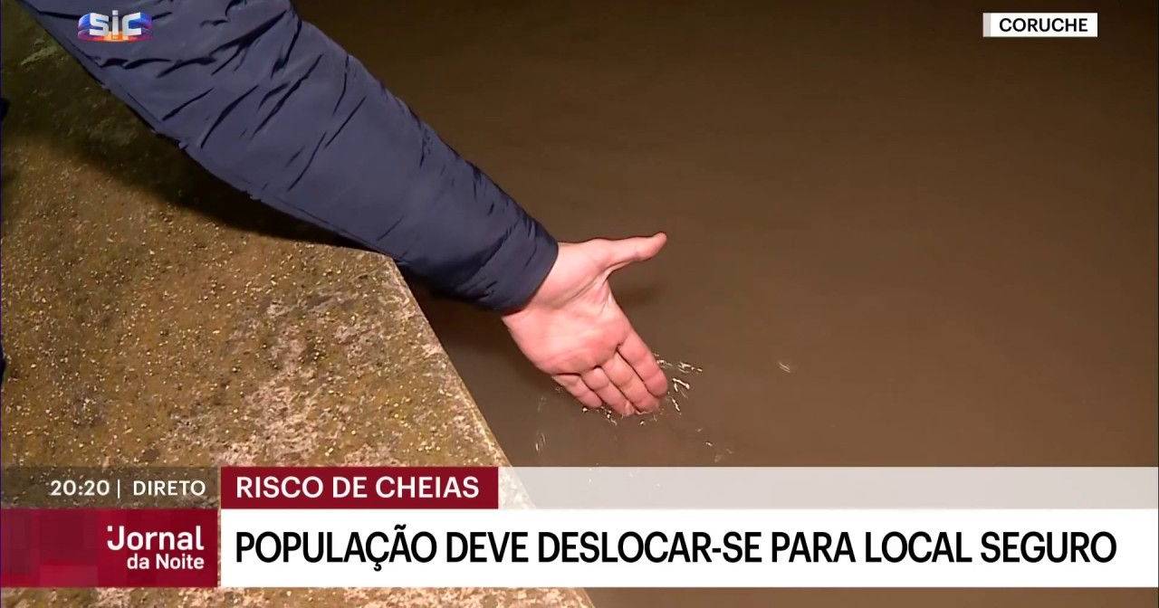 Sorraia River at its limit in Coruche and dike may not be enough