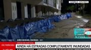 Military personnel place sandbags to prevent water from entering Vila Nova da Rainha