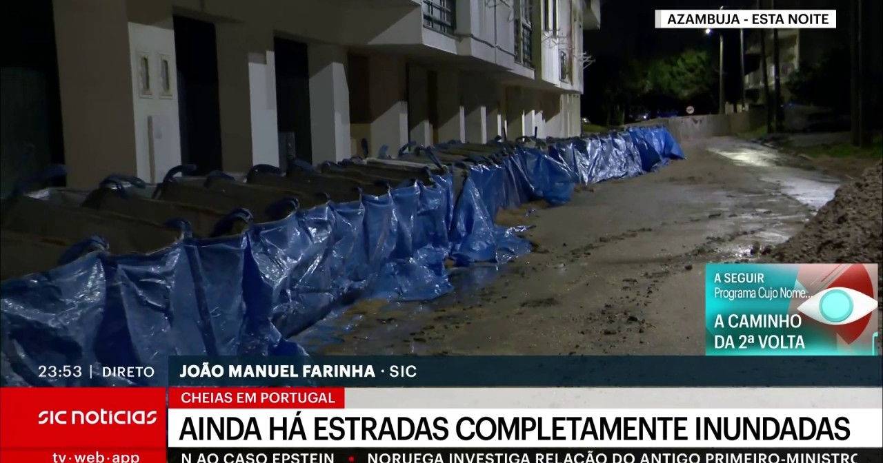 Military personnel place sandbags to prevent water from entering Vila Nova da Rainha