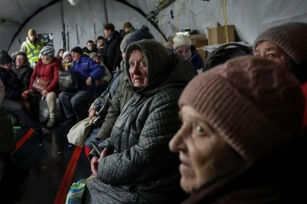 "We have to overcome the next few days, which will be very difficult": Ukrainians face intense cold without electricity