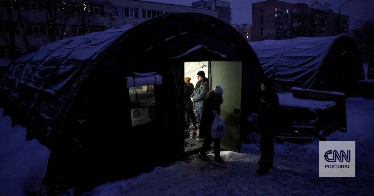 "We have to overcome the next few days, which will be very difficult": Ukrainians face intense cold without electricity