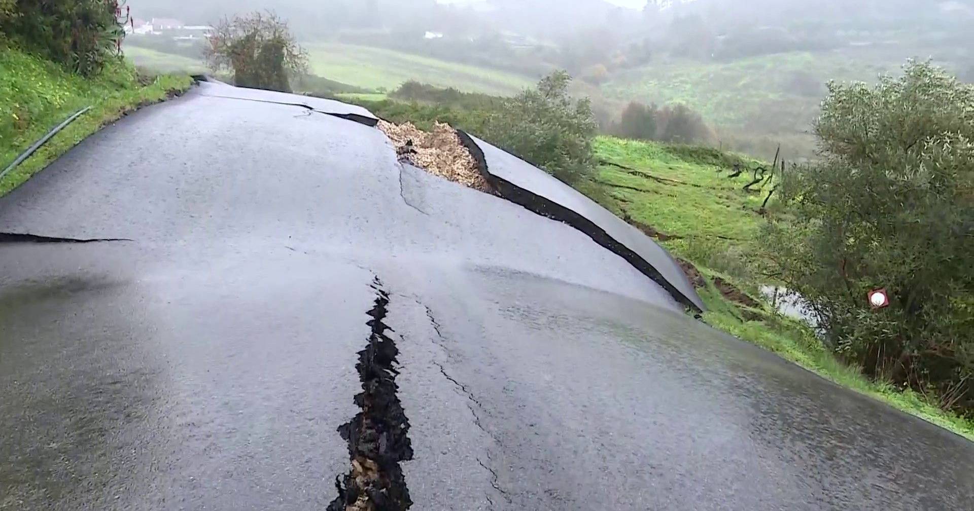 Landslide destroys road in Arruda dos Vinhos