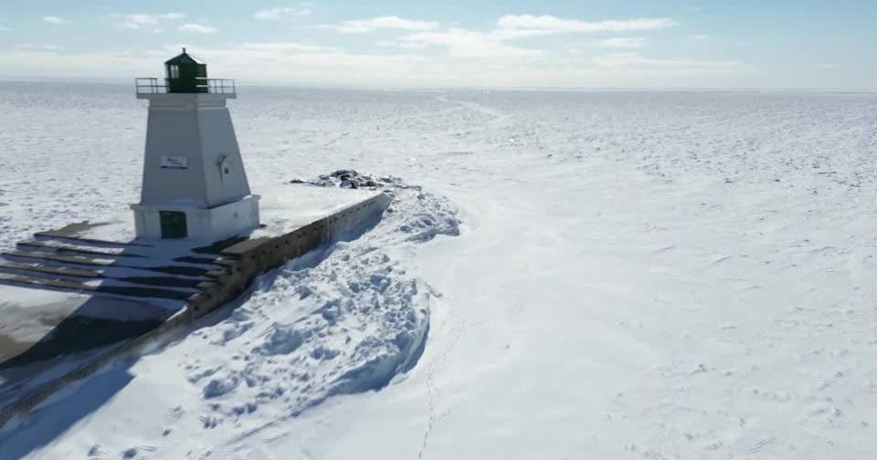Canada: Drone images show lake transformed into "ice desert"
