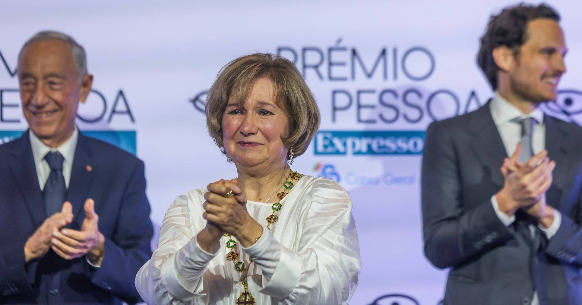 Marcelo awards Lídia Jorge with the grand cross of the Order of Sant'Iago da Espada after presenting her with the 2025 Pessoa Prize