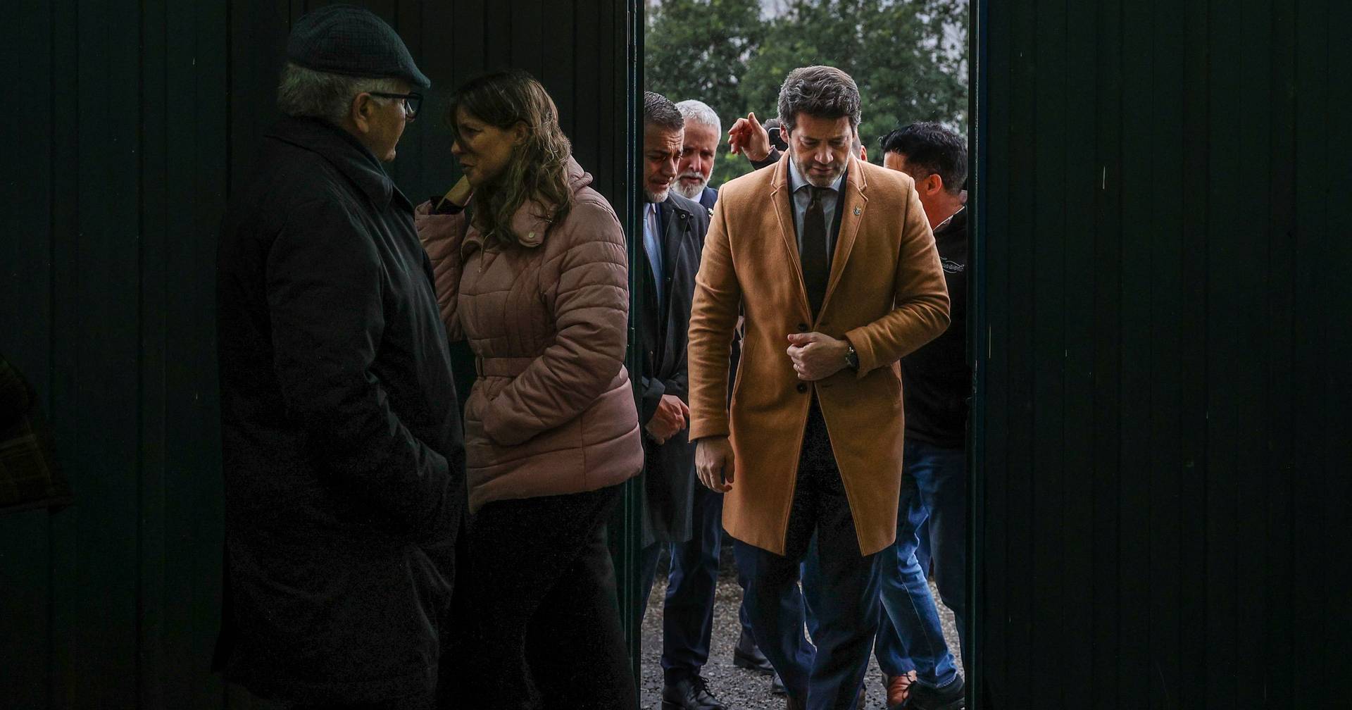 The intensity of the rain increased in the video of André Ventura in solidarity action