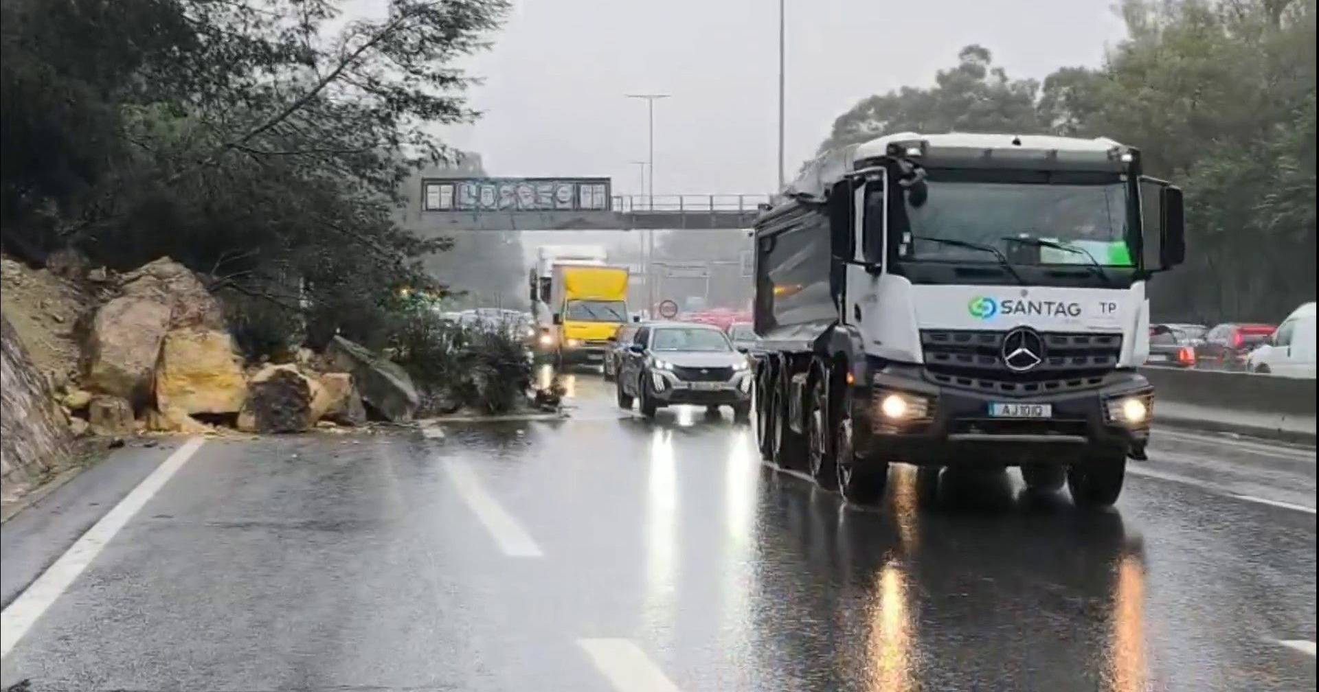 Landslide affects traffic on the A5 towards Lisbon-Cascais