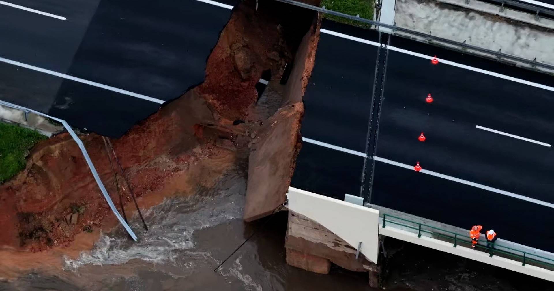 The force of the water made a hole measuring almost 10 meters on the A1 in Coimbra