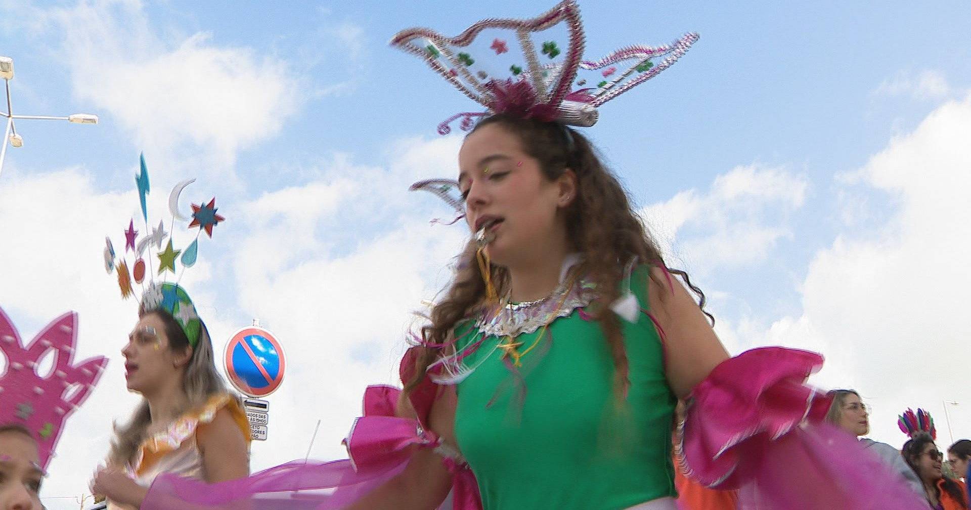 With lots of music and costumes, the Carnival parade took to the streets to keep the tradition alive in Loures