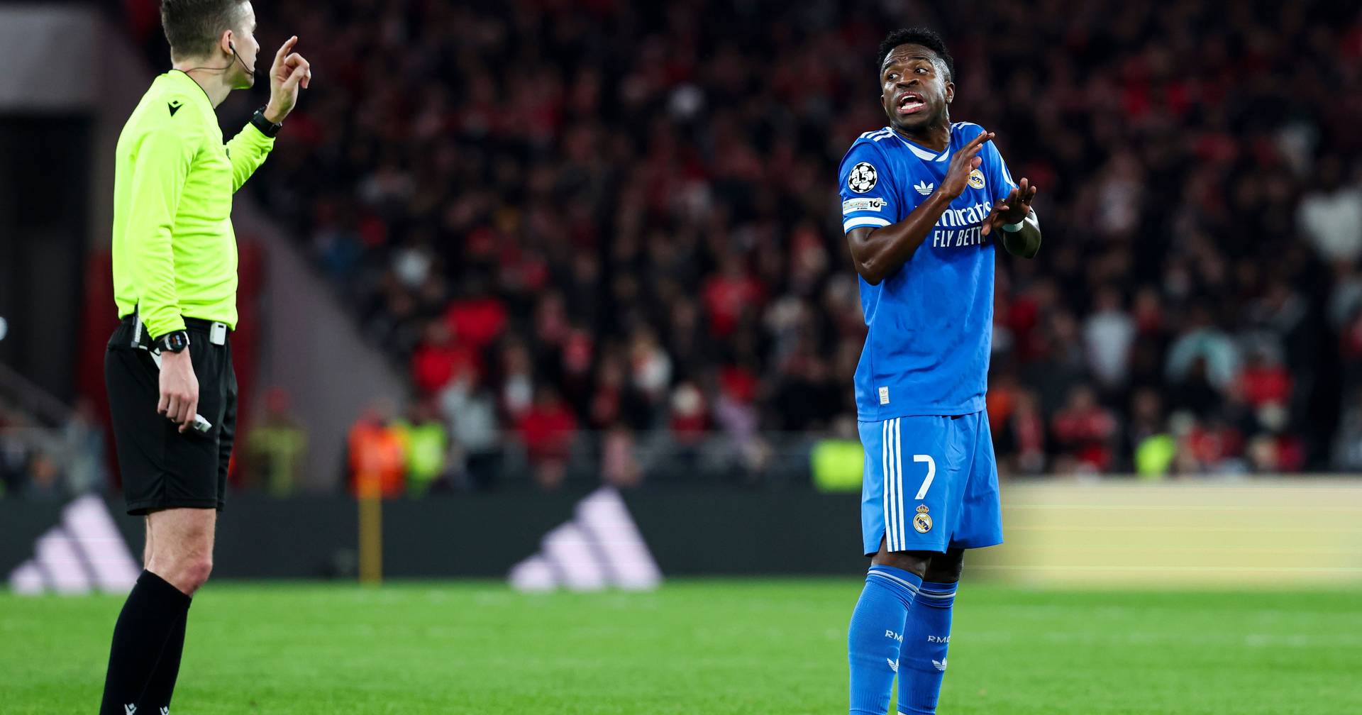 Vinícius Júnior 'dances' at Luz before leaving the pitch due to alleged racist insults