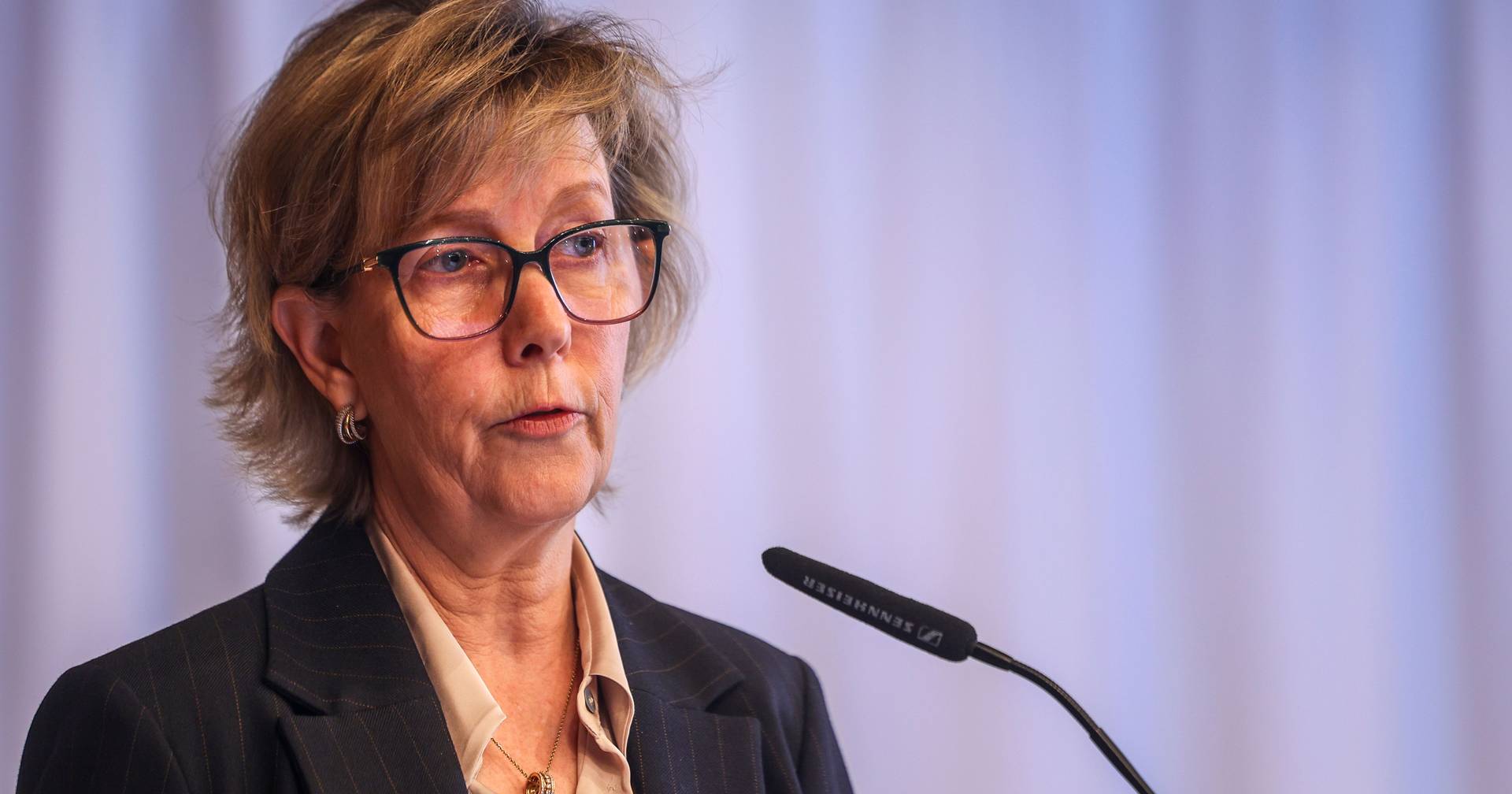 Maria Luís Albuquerque argues that limiting the real estate investment market is "not a solution" to lower house prices