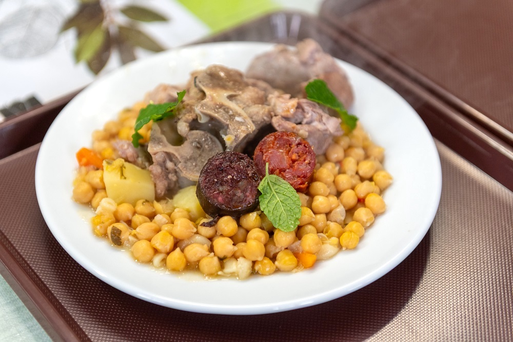 Walking tour in Cortelha includes a visit to medronho distilleries in Serra do Caldeirão