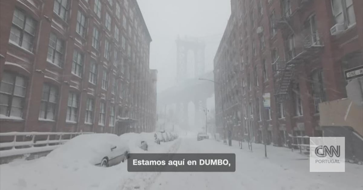 Snow in New York 'on track to be a foot' high