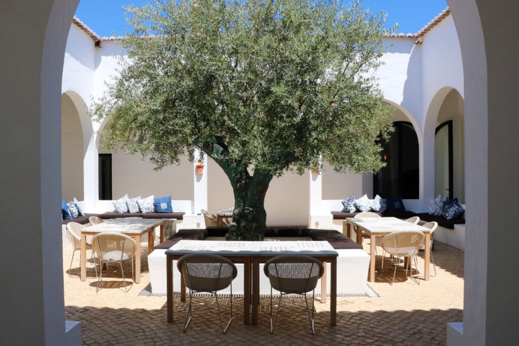 With refinement and in the middle of the countryside: A Esquina restaurant is located in the Algarve and provides a gastronomic experience in a peaceful setting