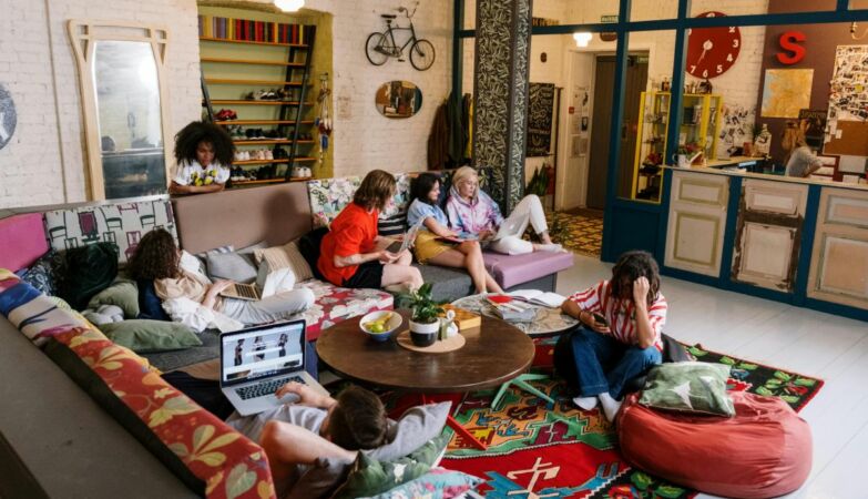 The trend of “administrative nights”: procrastinating friends get together to do paperwork