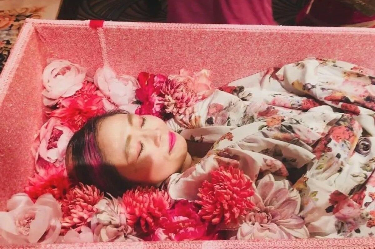 Japanese people are closing themselves in coffins to meditate. There are already spas that offer the service