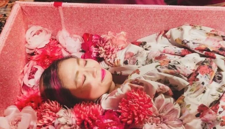 Japanese people are closing themselves in coffins to meditate. There are already spas that offer the service