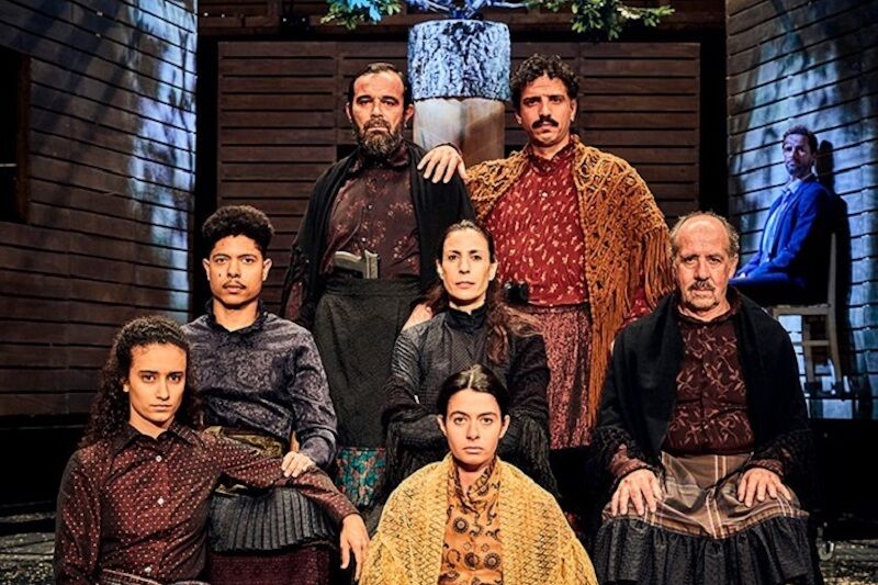 Insults, fruit and stage invasion at the German premiere of a Portuguese play about “killing fascists”