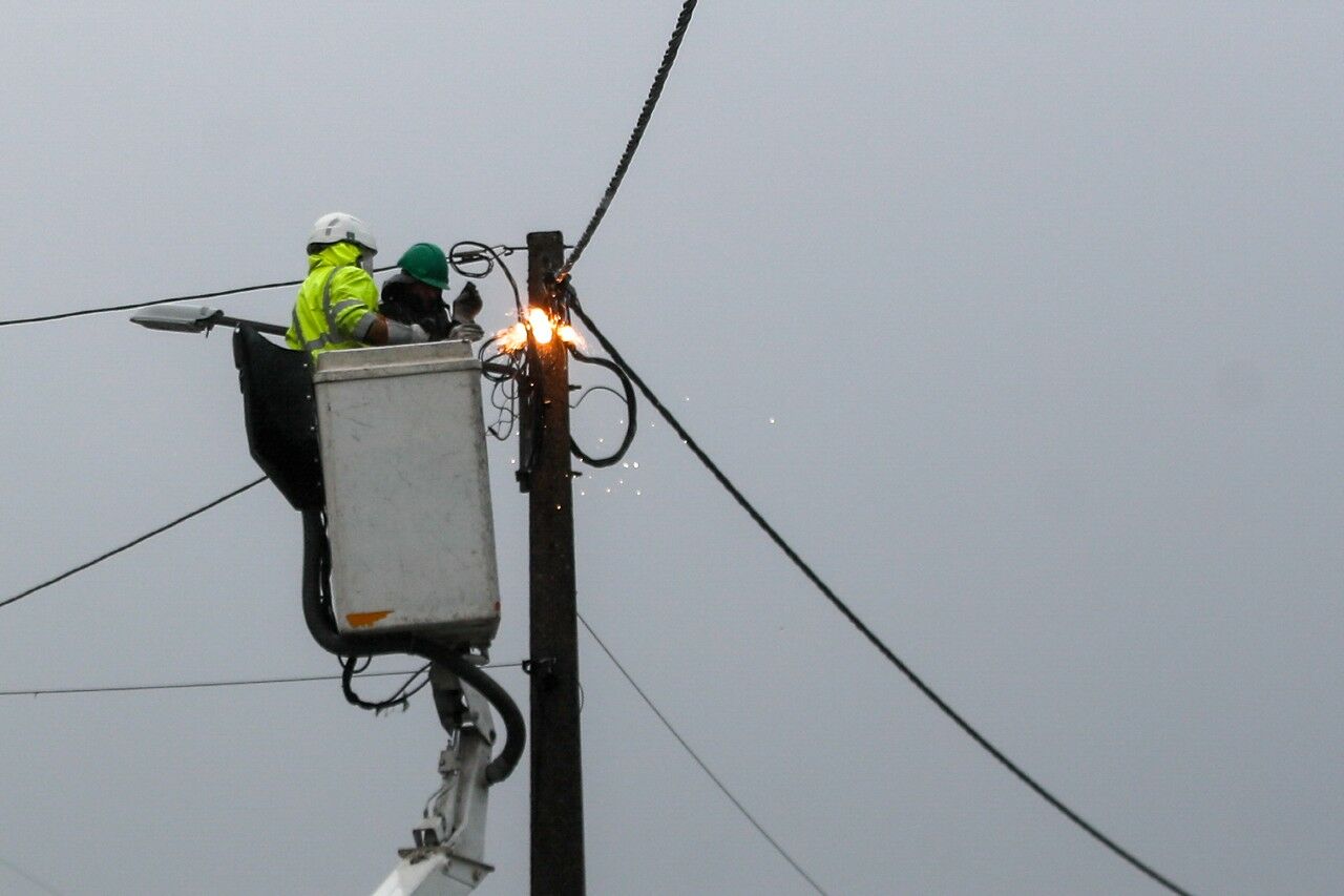 He died from electrocution while working for E-Redes. 16 deaths related to bad weather