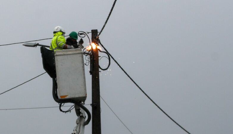 He died from electrocution while working for E-Redes. 16 deaths related to bad weather