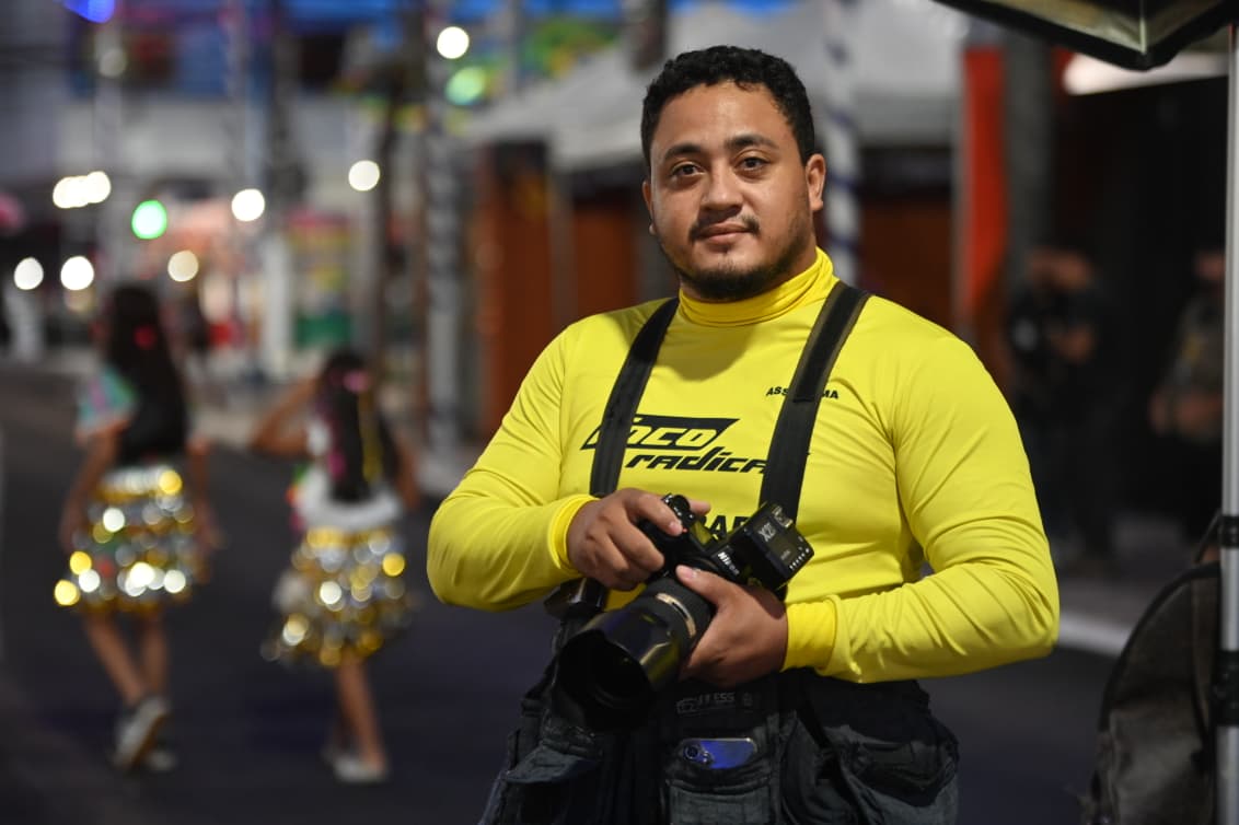 “Entrepreneurship: Photographer sets up mini-studio during Rio Branco Carnival