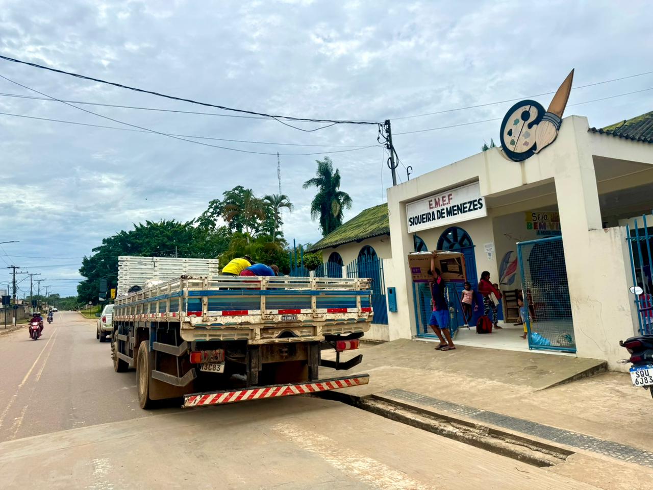 A diminuição gradual do nível do rio Iaco trouxe alívio às famílias atingidas pela cheia em Sena Madureira