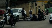 Um acidente envolvendo uma motocicleta e um carro foi registrado na manhã desta quarta-feira (4), na Estrada Dias Martins, ao lado do elevado Mamédio Bittar.