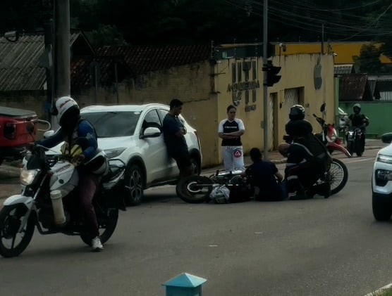 Um acidente envolvendo uma motocicleta e um carro foi registrado na manhã desta quarta-feira (4), na Estrada Dias Martins, ao lado do elevado Mamédio Bittar.