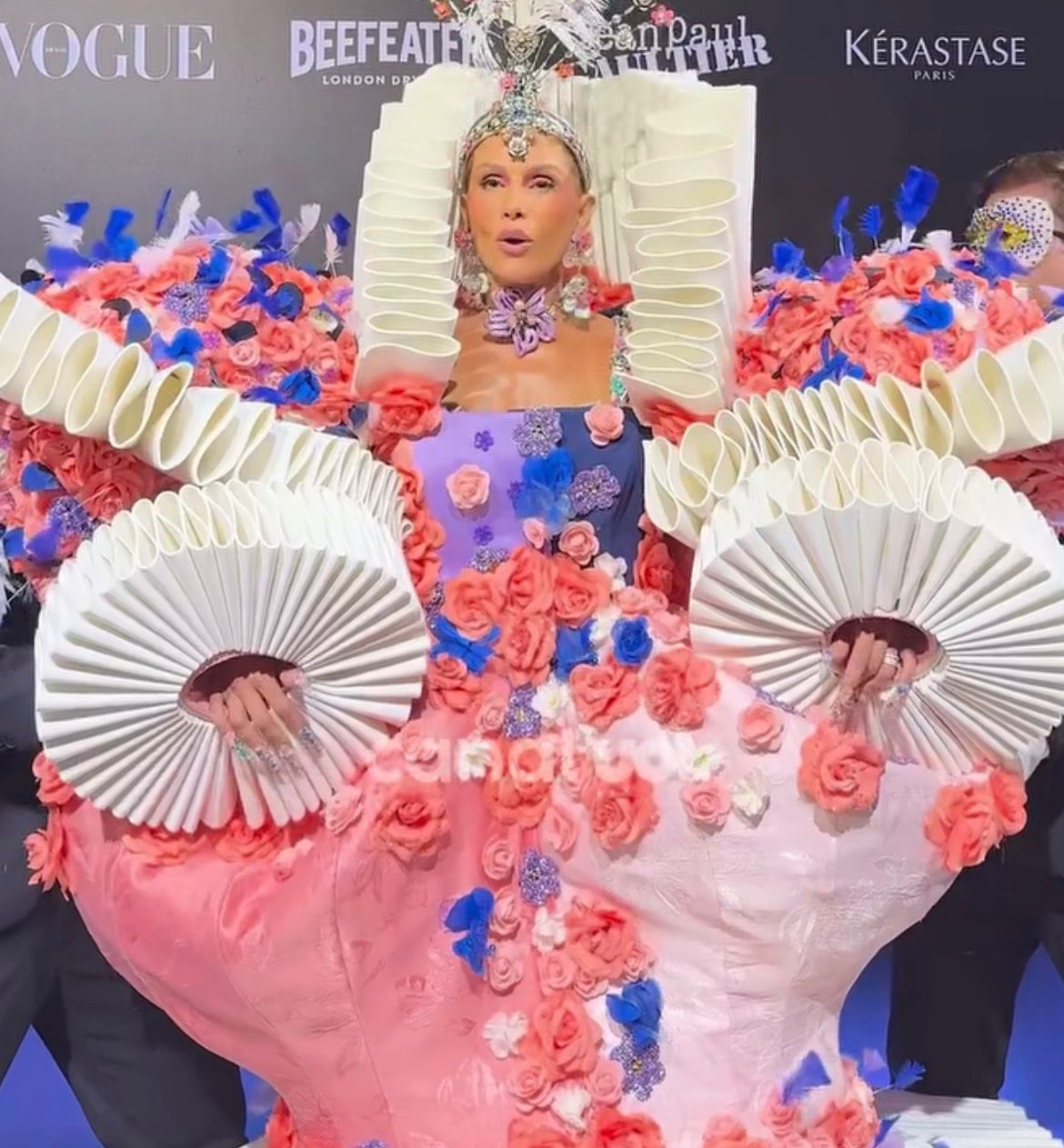 Deborah Secco is having trouble changing her look and almost being naked