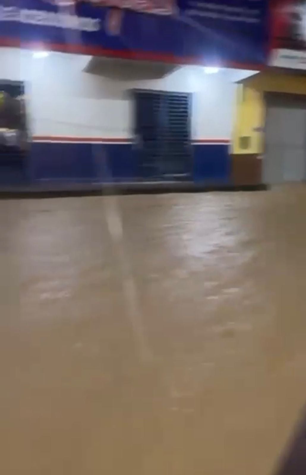 Intense rain causes flooding, affects businesses and leaves roads partially impassable, causing disruption to the population.