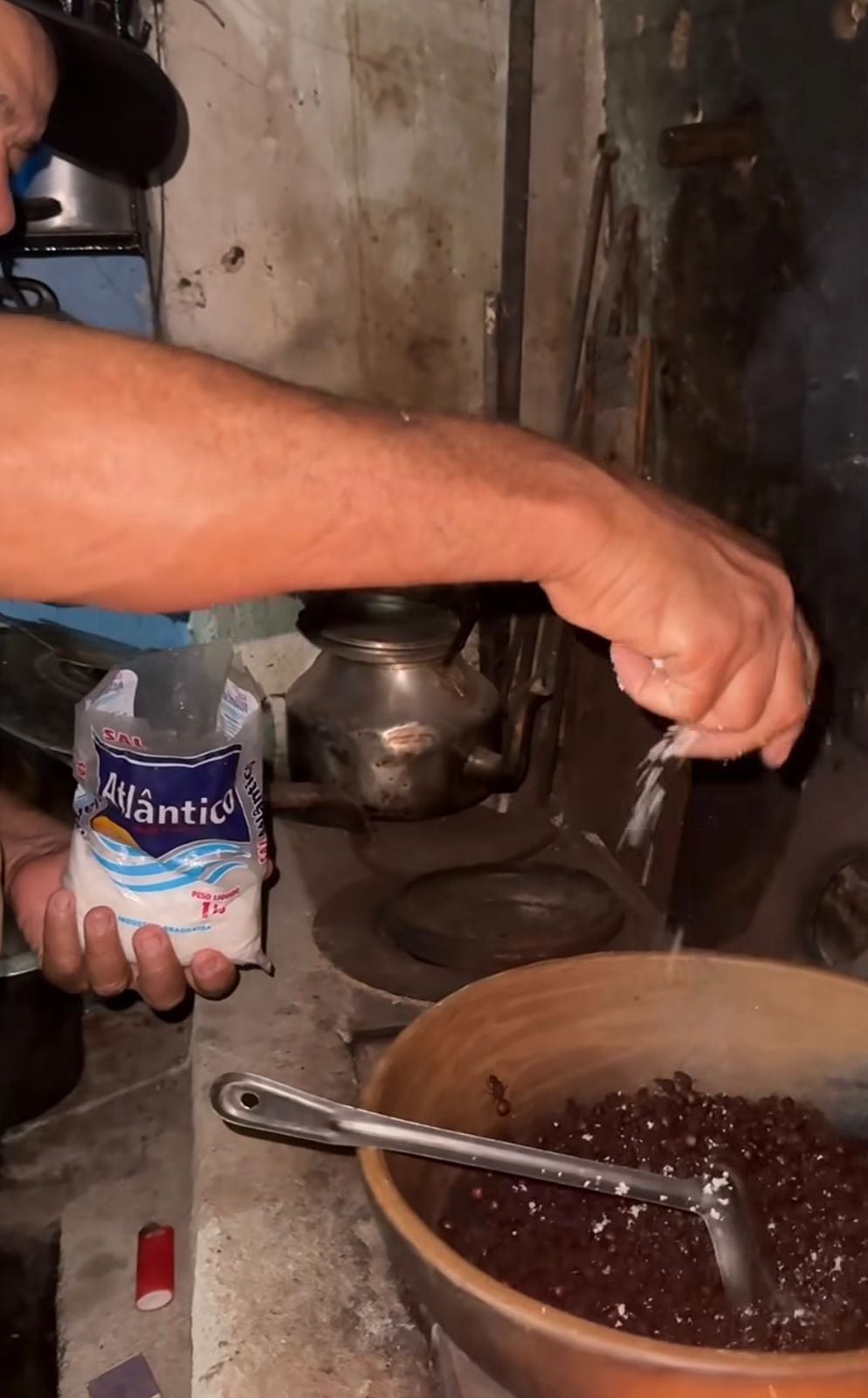 Video shows the preparation of tanajura farofa in a clay pot and reignites debate about the typical food tradition of the Brazilian Northeast.