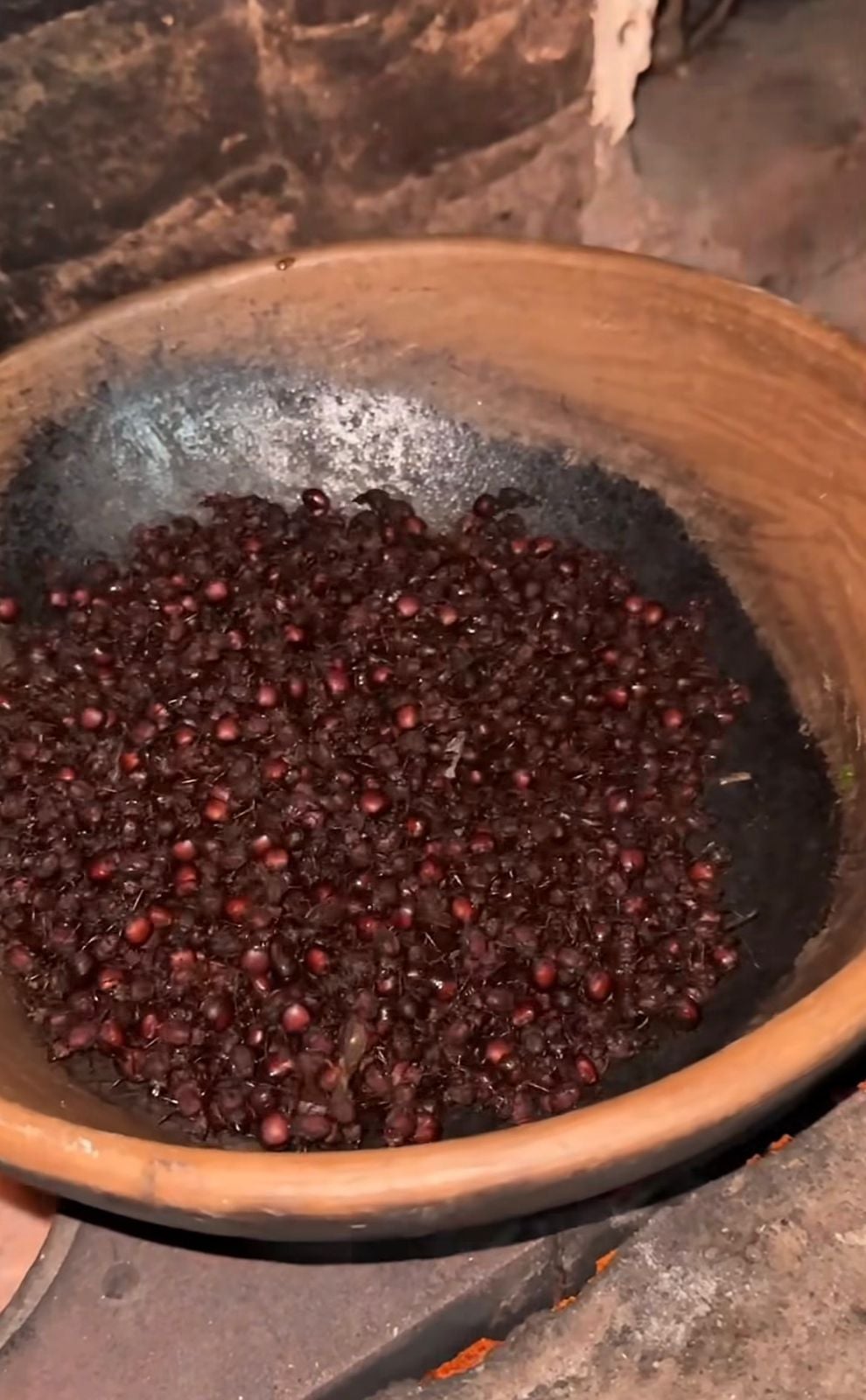 Video shows the preparation of tanajura farofa in a clay pot and reignites debate about the typical food tradition of the Brazilian Northeast.