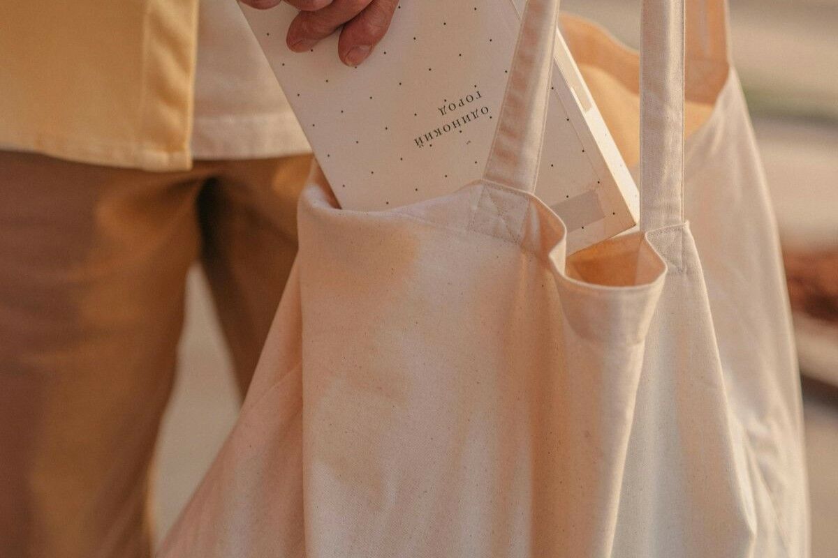 Analog bags are the new asset of generation Z to reduce exposure to screens