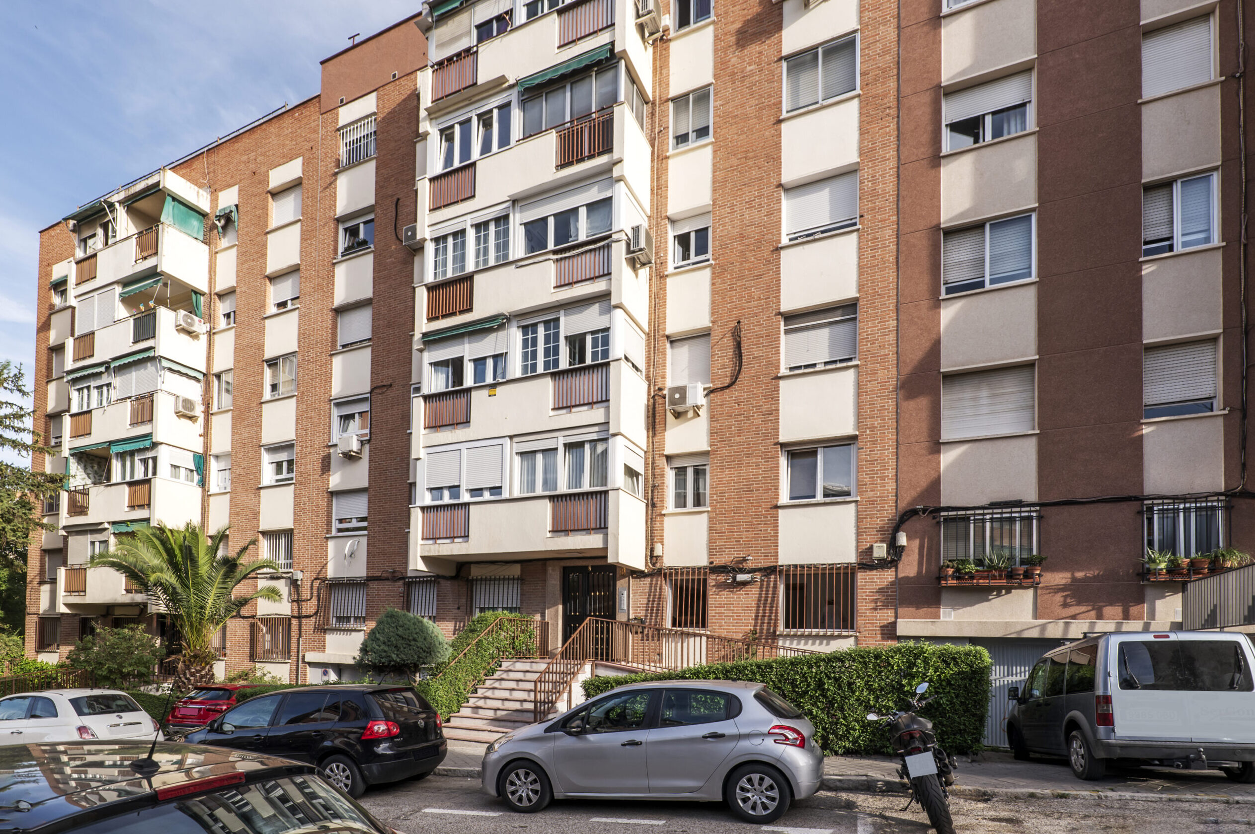 Renting and buying a house is inaccessible in the Algarve and metropolitan areas