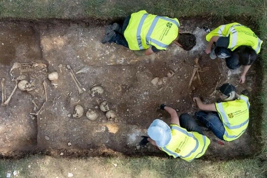 Mass grave from the Viking Age discovered with skeleton of a “giant” who underwent brain surgery