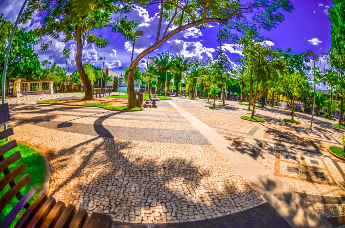 Previsão indica terça-feira quente e abafada, com sol, aumento de nuvens e chuvas pontuais no Acre. Há baixa probabilidade de temporais, segundo Davi Friale