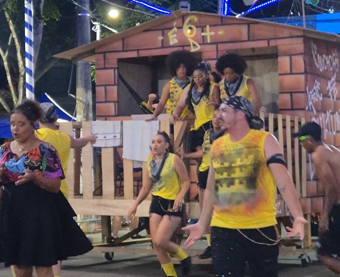 Com cerca de 500 integrantes cruzando a pista, o enredo “Favela e periferia: a origem não define meu futuro"